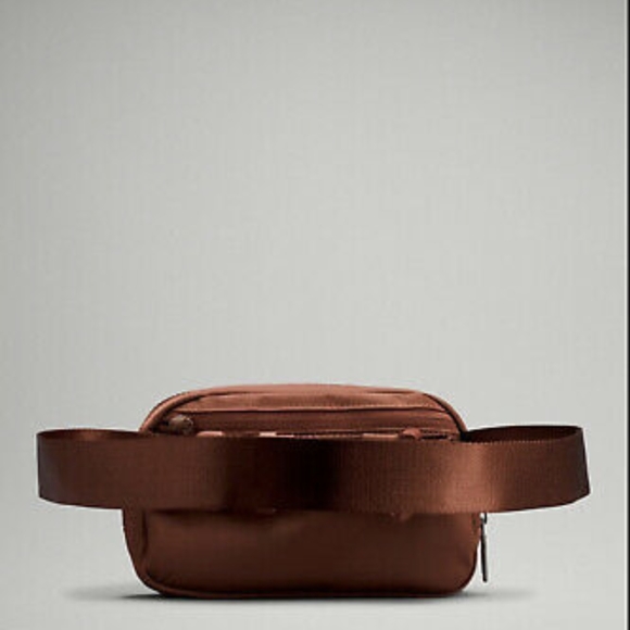 Lululemon Everywhere Belt Bag extended size - Picture 2 of 4